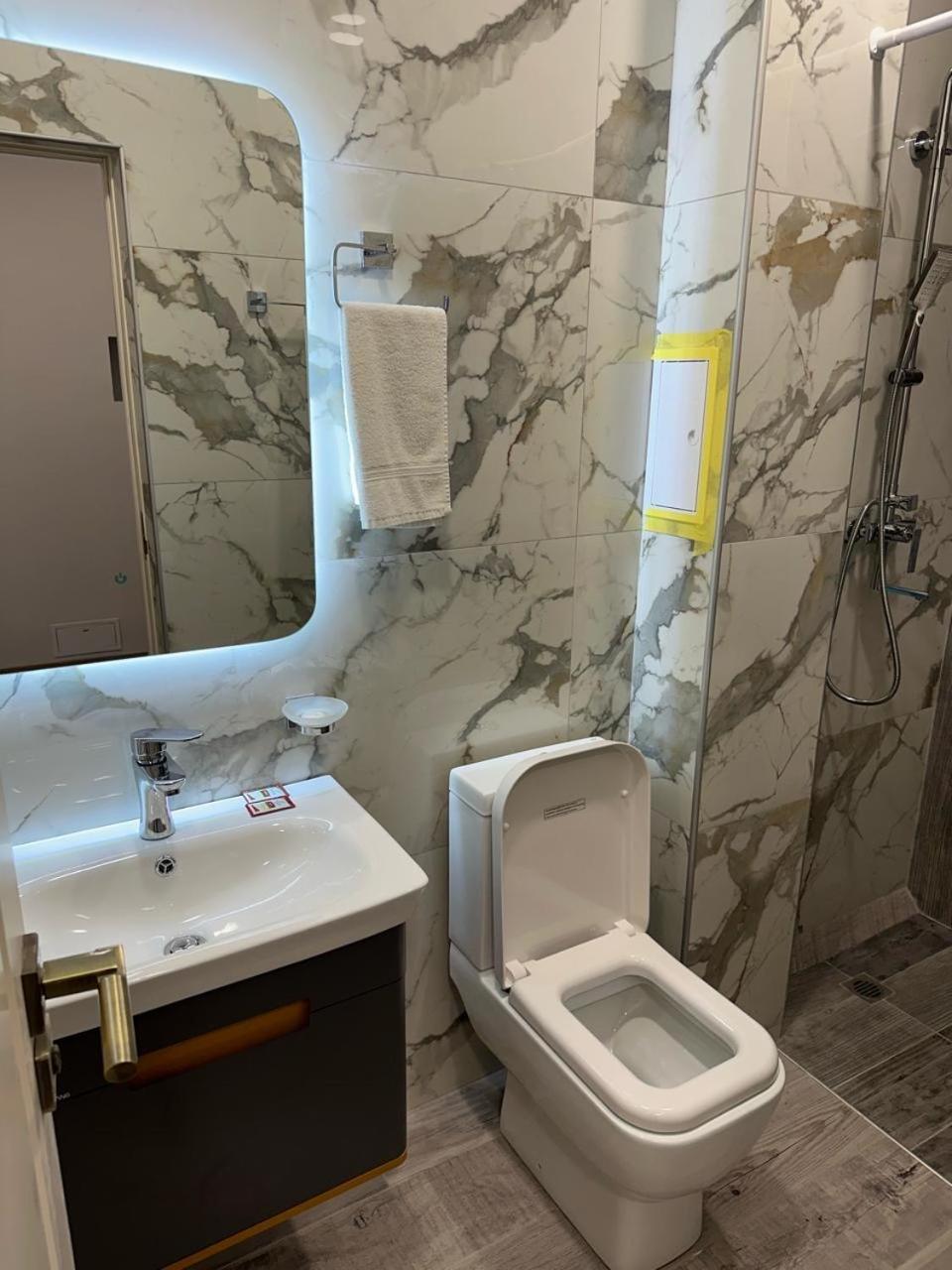 Lux Plaza Otel P'arak'ar Dış mekan fotoğraf