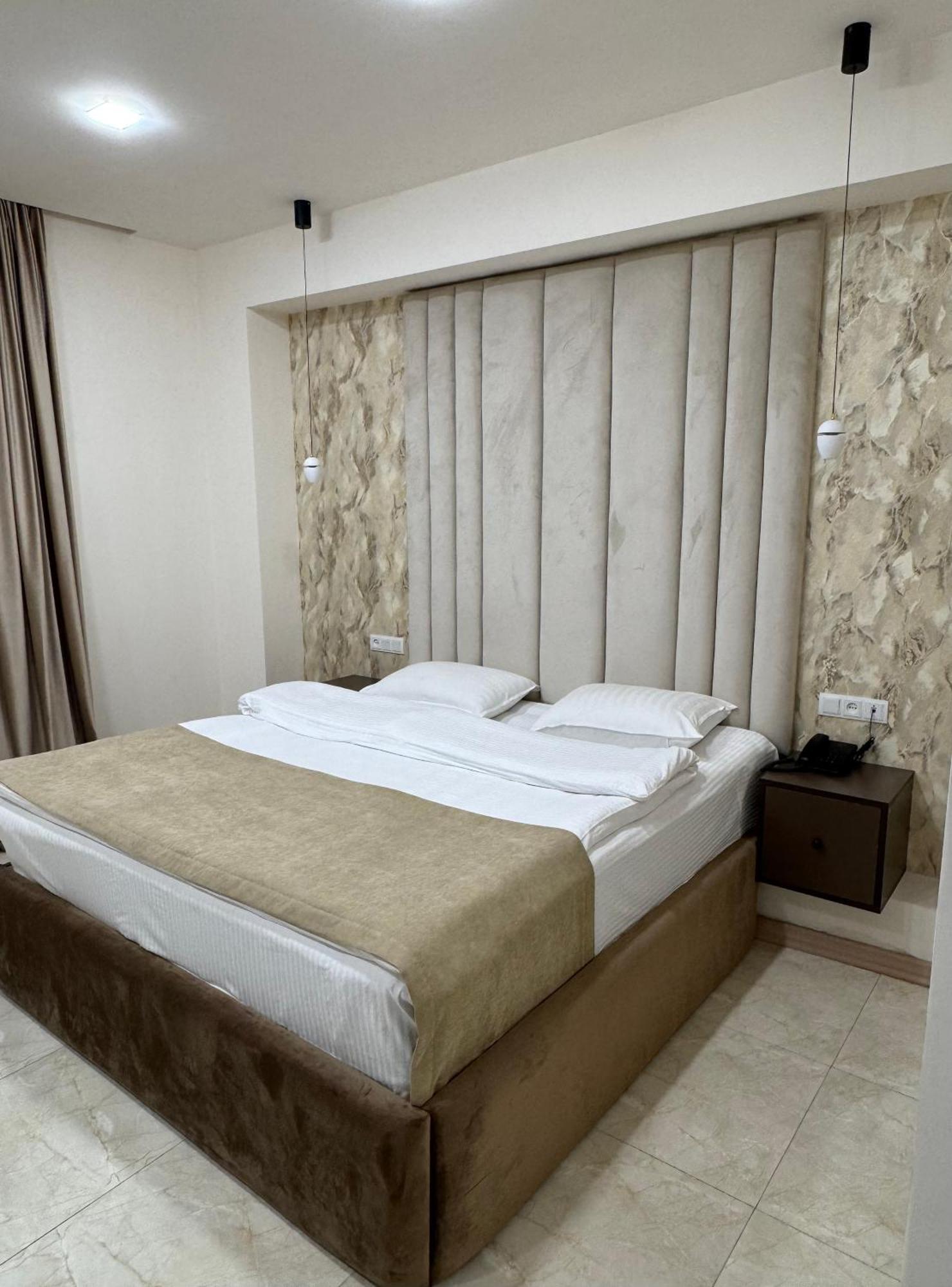 Lux Plaza Otel P'arak'ar Dış mekan fotoğraf